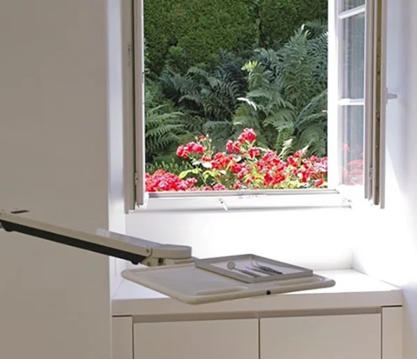 Behandlungszimmer mit Blick in den Garten